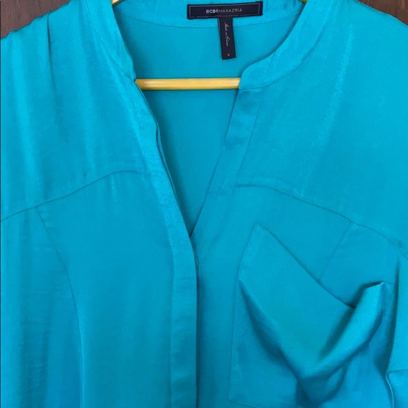 Mid-thigh high silk/satin material BCBG - Picture 2 of 7